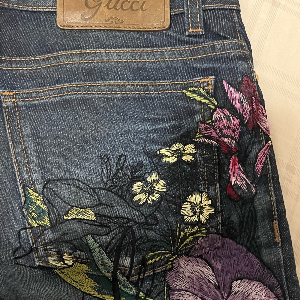 Gucci j- floral embroidery pattern back-fits Like 26. no stretching. Distressed